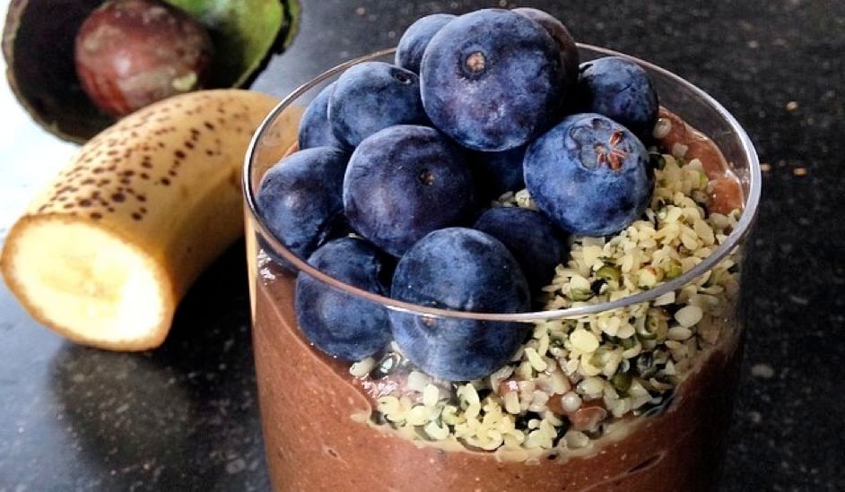 Chocolade-bananen mousse met hennepzaad en bosbessen